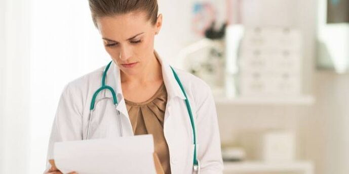 O médico examina probas para diagnosticar o virus do papiloma